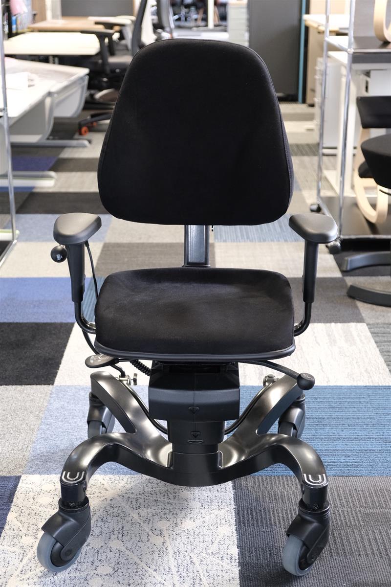 Vela 700E Therapiestuhl Trippelstuhl Sofort Lieferbar in Comfort Schwarz