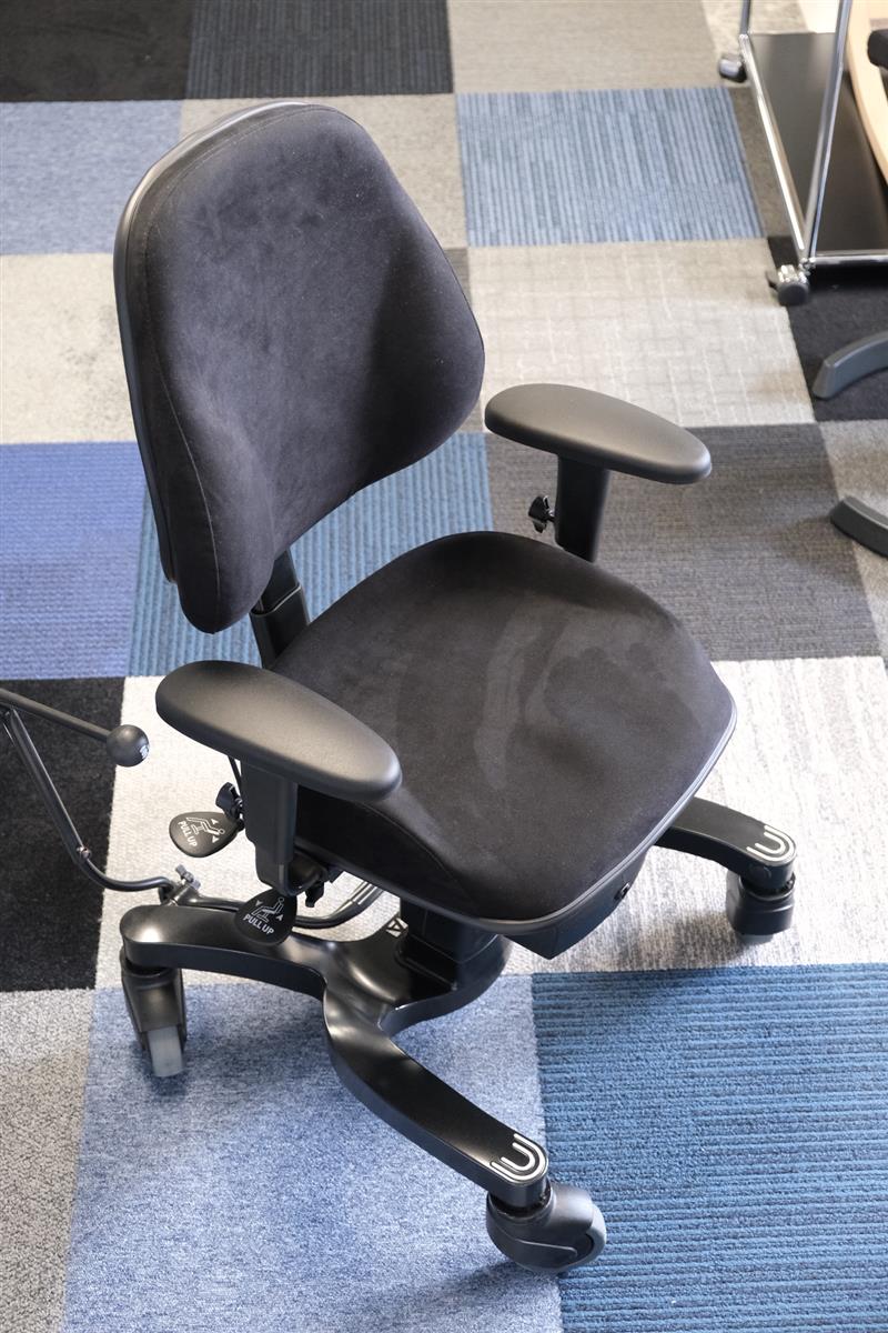 Vela 700E Therapiestuhl Trippelstuhl Sofort Lieferbar in Comfort Schwarz