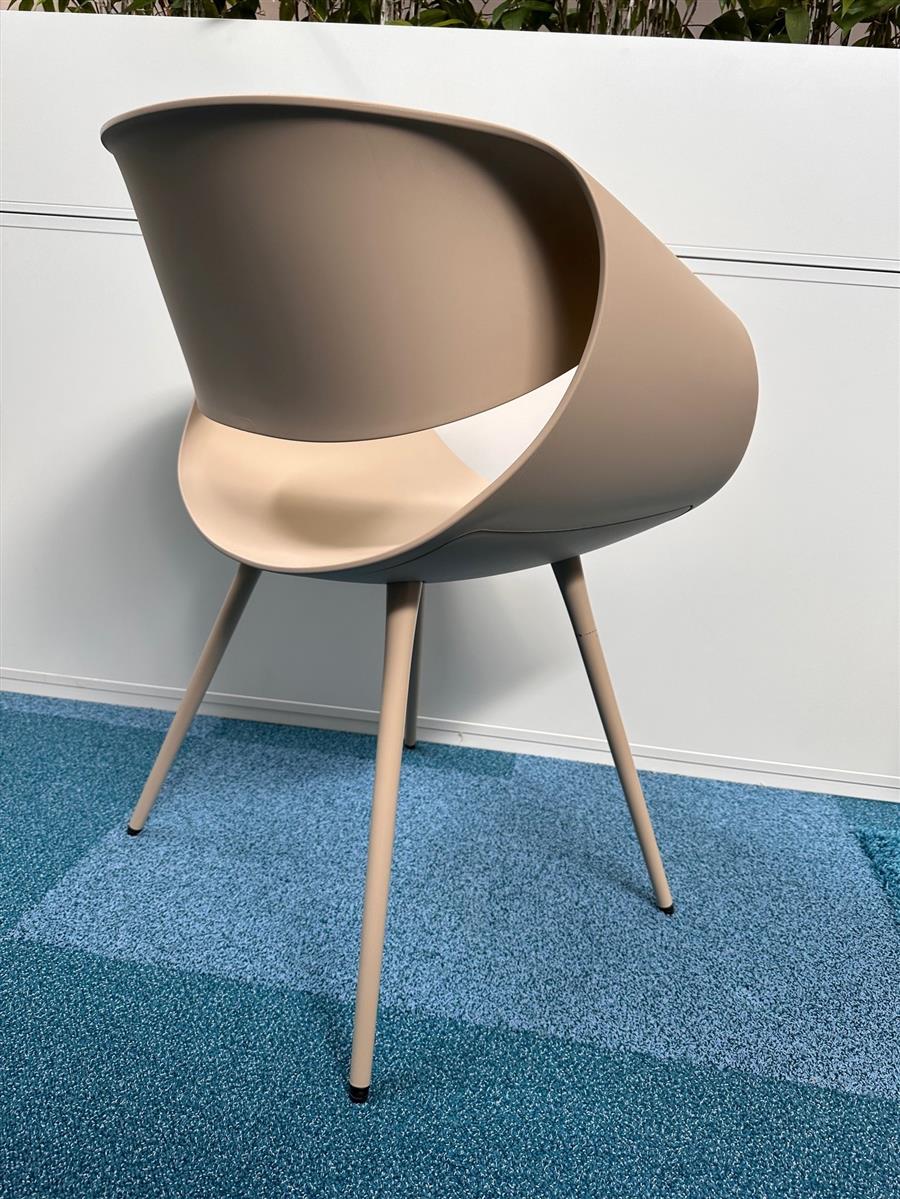Züco Little Perillo Beige Besucherstuhl Ausstellungsstück