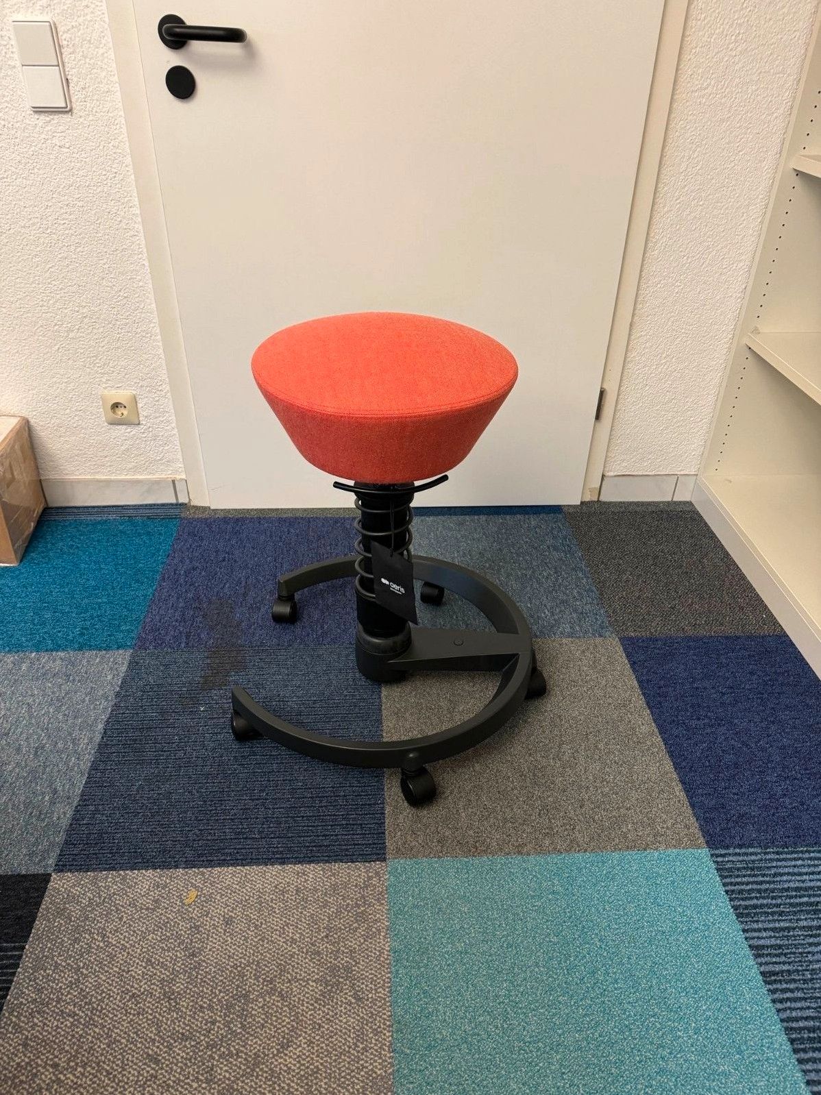 Aeris Swopper Capture Pink-Rot Sitzhocker Ausstellungsstück