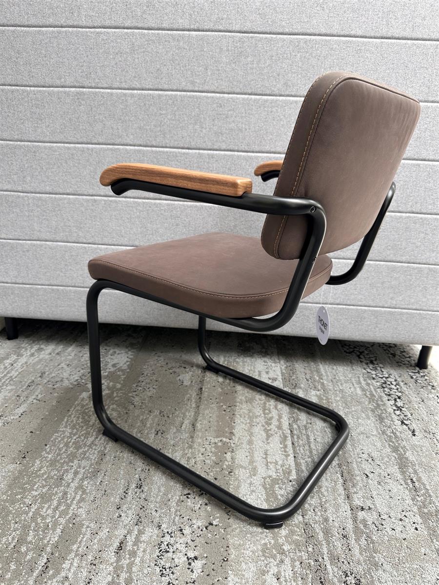 Thonet S64 Pure Meterial Leder Drehstuhl Ausstellungsstück