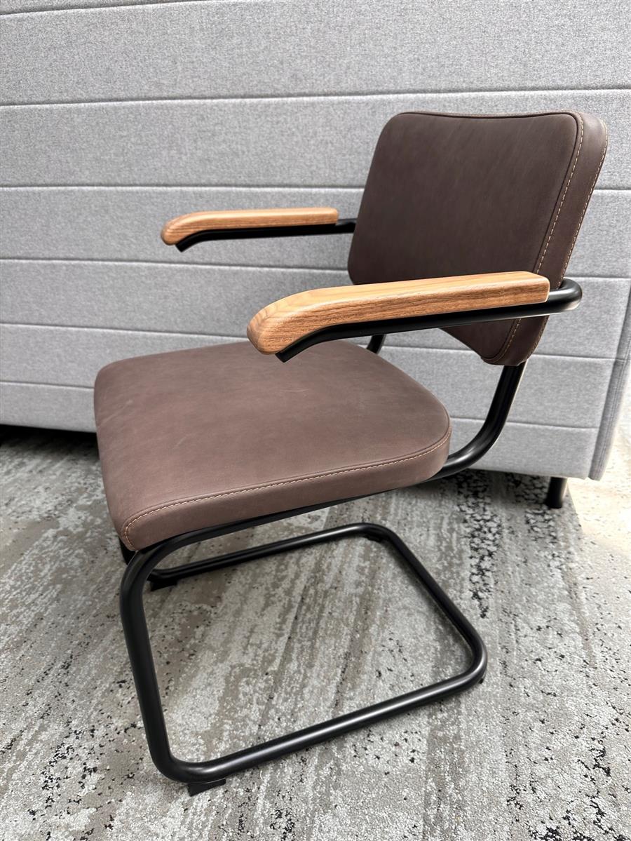 Thonet S64 Pure Meterial Leder Drehstuhl Ausstellungsstück